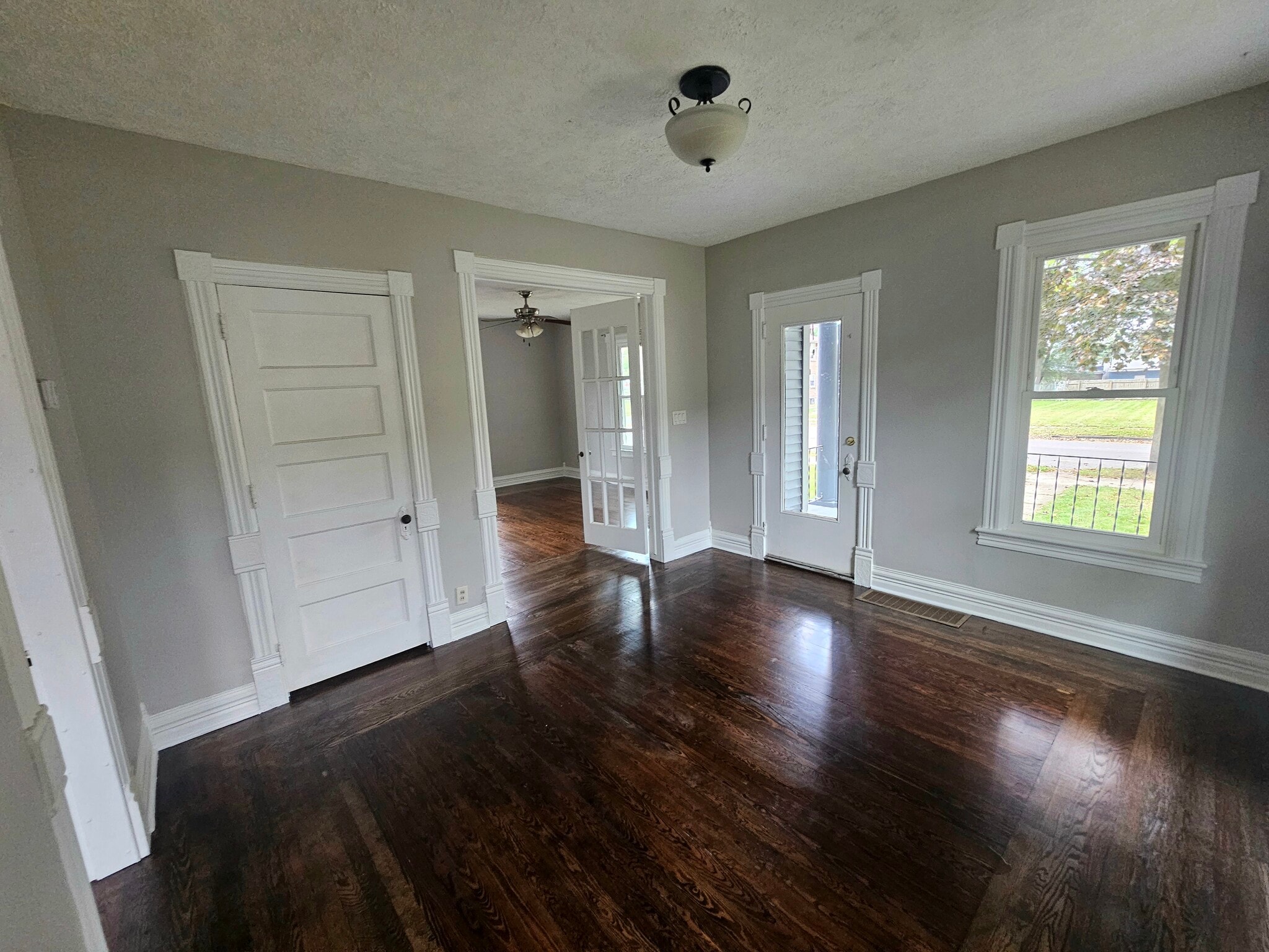 Sitting Room - 37 Convis St
