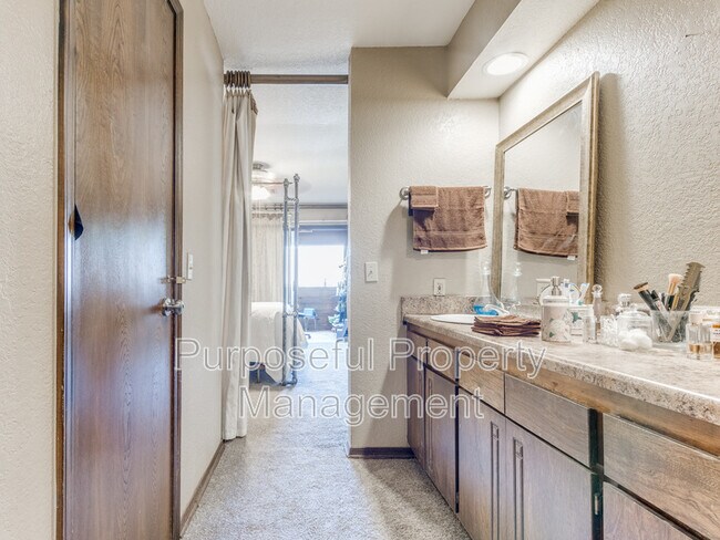 Building Photo - 5911 Fox Run Way