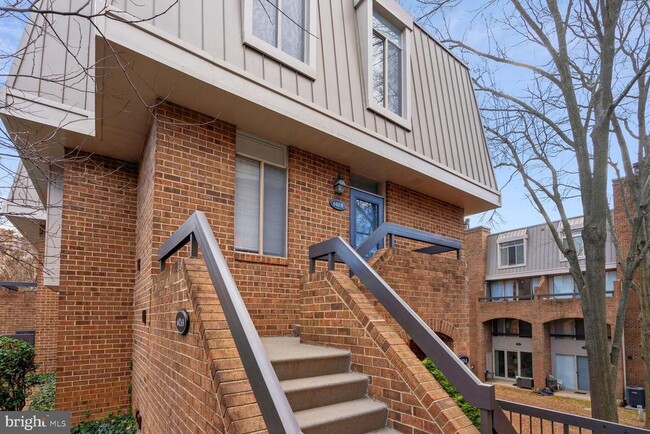 Building Photo - 642 15th St S