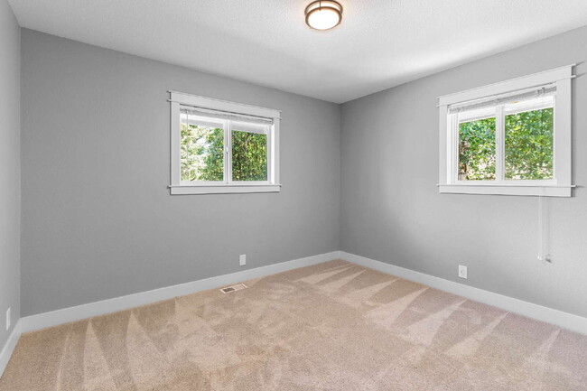 Building Photo - Beautiful Happy Valley Home; Large Lot; In...