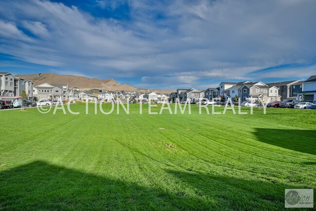Building Photo - Beautiful Townhome in Bluffdale