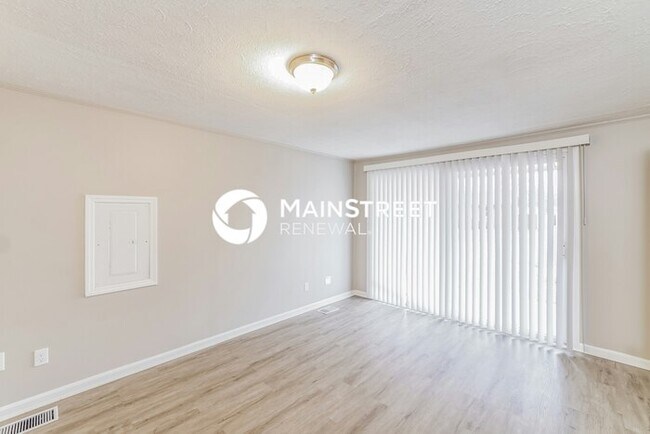 Building Photo - 3 Bedroom Pet-Friendly Home in Louisville, KY with Main Street Renewal