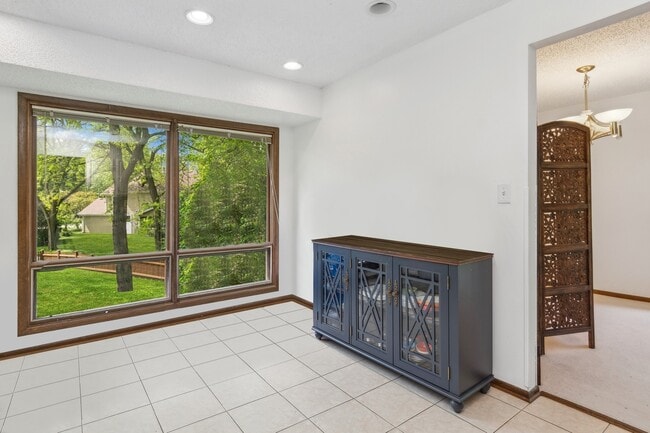 Building Photo - 6610 Pinehurst Ct
