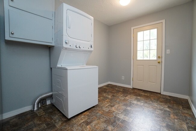 Building Photo - 1517 Chrisway Dr