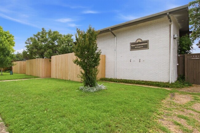 Building Photo - 2627 Douglas Ave