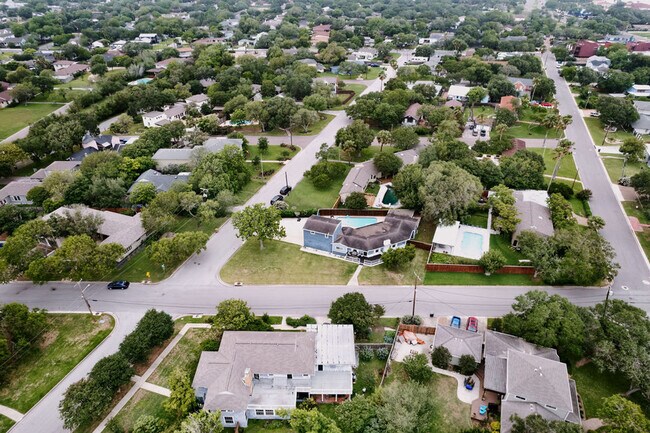 Building Photo - 134 Sinclair St