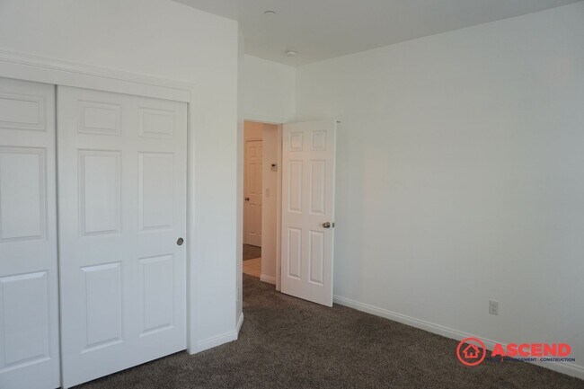 Building Photo - Beautiful Home Located in the Southwest!