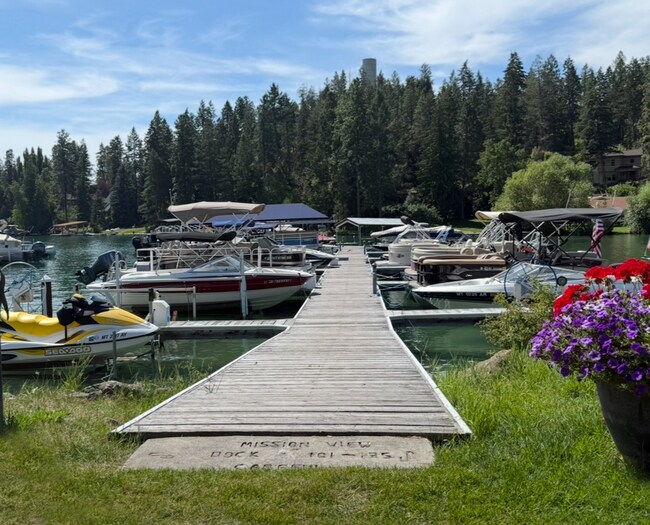 Building Photo - Beautiful Lakeside Home