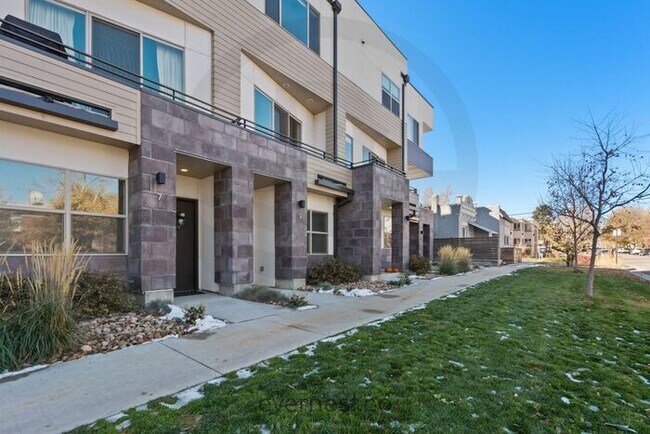 Building Photo - Beautiful Two Bedroom Townhome in Denver -...