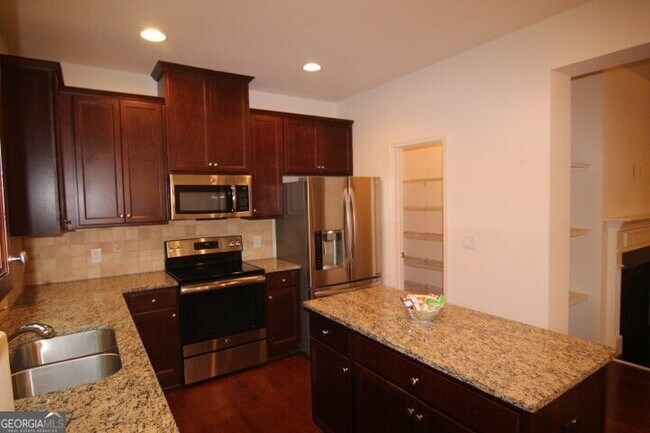 Building Photo - 5850 Vinyard Ln