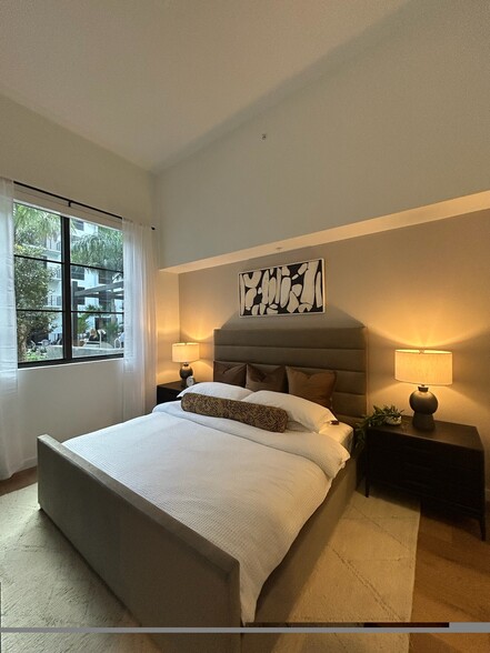 Building Photo - 1625 NE 124th St