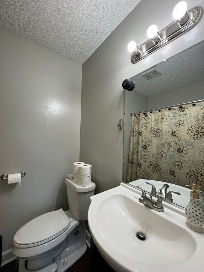 Building Photo - 3104 Guenevere Dr
