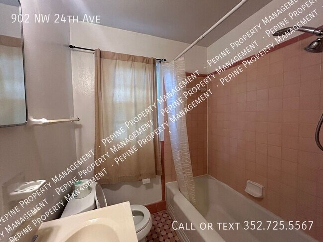 Building Photo - 902 NW 24th Ave