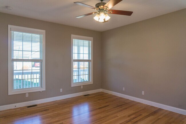Building Photo - Spacious Home with Stunning Views