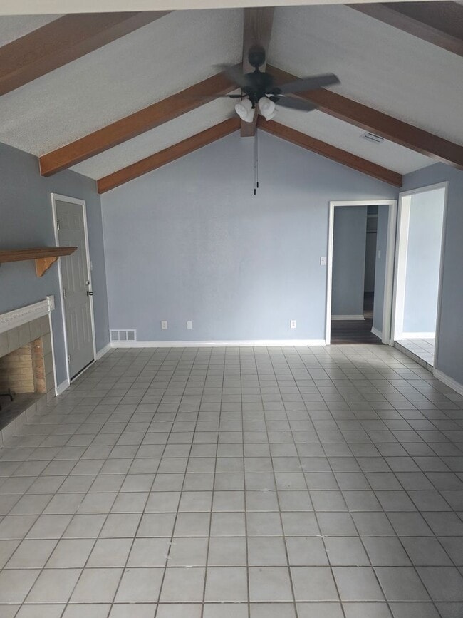 Building Photo - Refurbished - 3 bdrm 2 bath