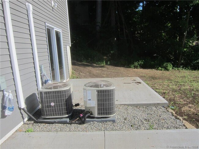 Building Photo - 574 Chopsey Hill Rd