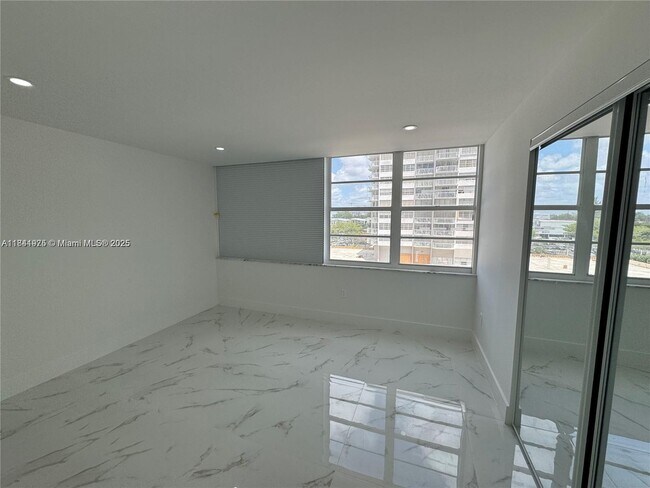 Building Photo - 18031 Biscayne Blvd