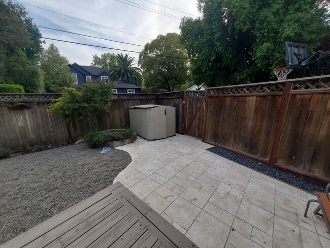 Building Photo - Kentfield 3x2 Flat + detached office, fron...