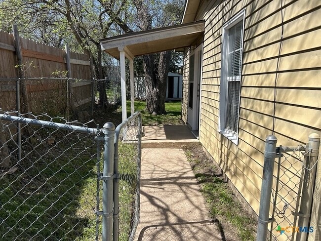 Building Photo - 905 Evergreen Dr