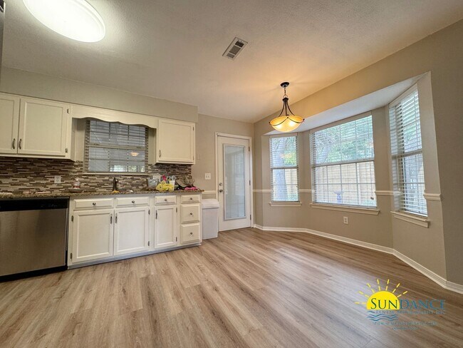 Building Photo - Charming 3-Bedroom Home in Shalimar – Conv...