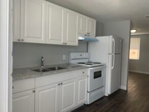 Building Photo - 415 12th St W