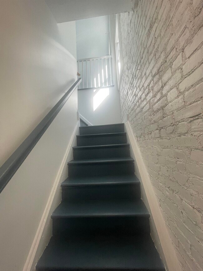 Building Photo - 18 Warner Ave