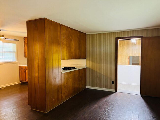 Building Photo - 3 bedroom, 1.5 all brick ranch with 2 car ...