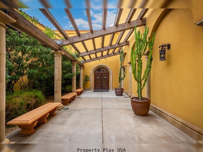 Building Photo - "Unique 3-Bed, 2-Bath Condo with 2 car attached garage located in Prime Scottsdale Location!"