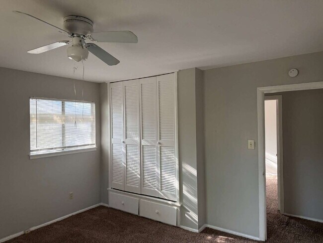 Building Photo - 5702 Ben Casey Dr
