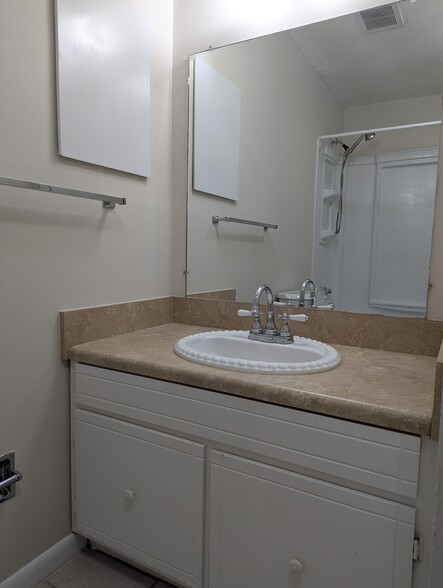 Full bathroom (upstairs) - 201 Heritage Cir