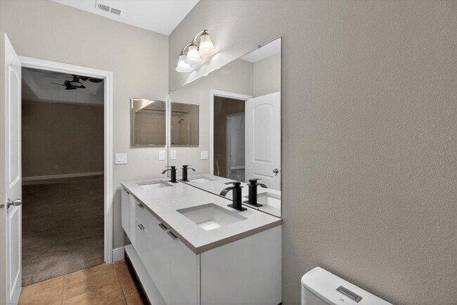 Building Photo - 1389 Heritage Landings Dr