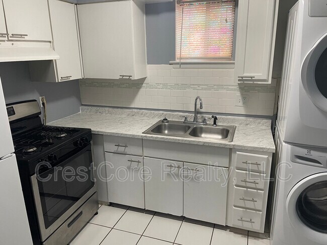 Building Photo - 21 Diana St