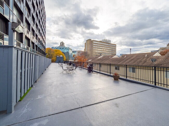 Building Photo - 300 Broad St