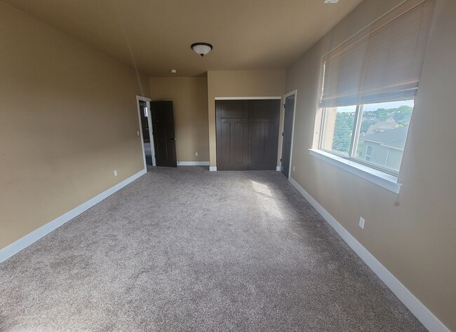 Building Photo - Richland Home with Stunning Views, Comfort...