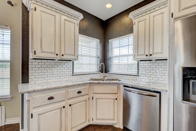 Building Photo - 1605 Silver Oak Dr