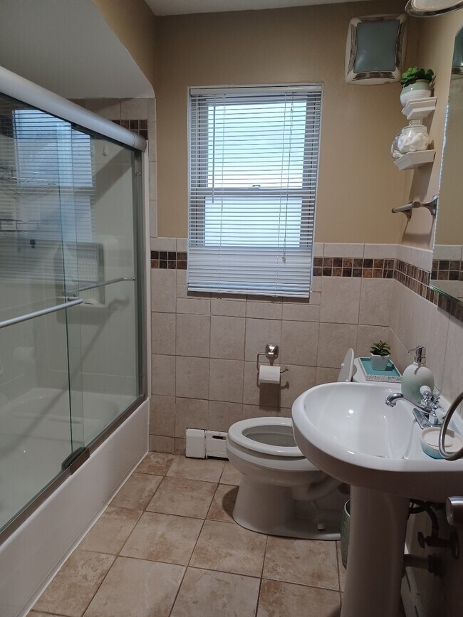 Main Bath - 6104 N Campbell Ave