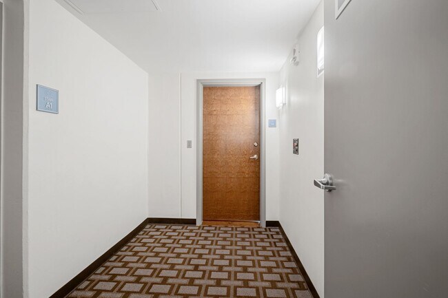 Building Photo - Luxurious 2 Bedroom, 2 Bath High Rise in Downtown Austin