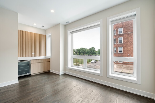 Building Photo - 412 E 50th Pl