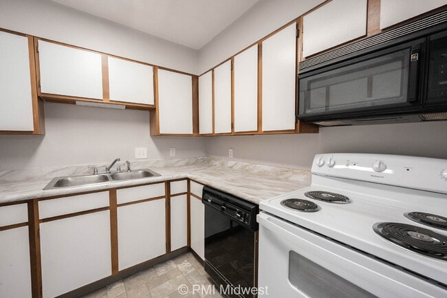 Building Photo - "Charming 2-Bedroom Haven in Shelbyville w...