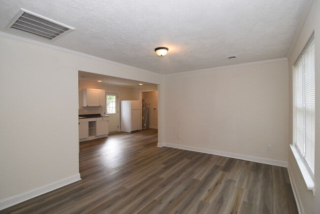 Building Photo - Recently Renovated 3 Bedroom House - Section 8 Welcome