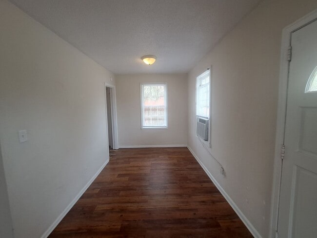 Building Photo - 3BR/1BA home with screened patio
