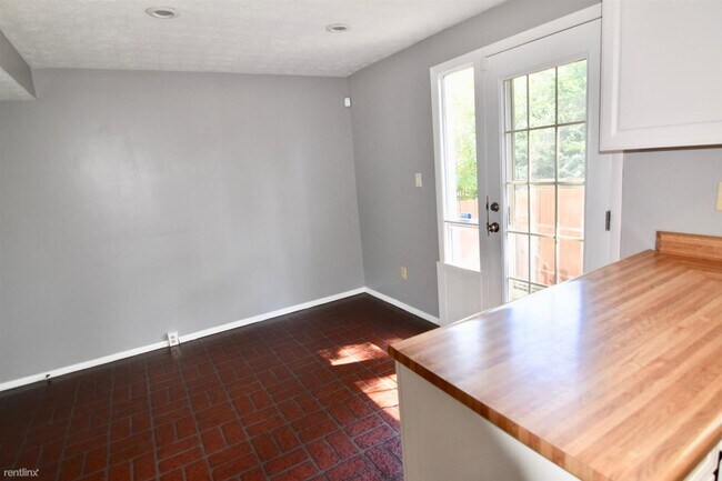 Building Photo - 3 br, 1.5 bath Townhome - 2953 Rushbury Drive