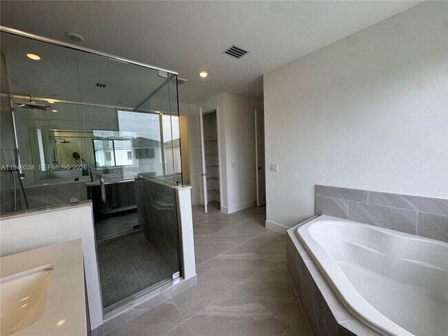 Building Photo - 19670 NE 14th Ct