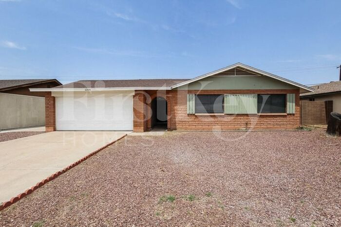 Primary Photo - 2208 W Dahlia Dr