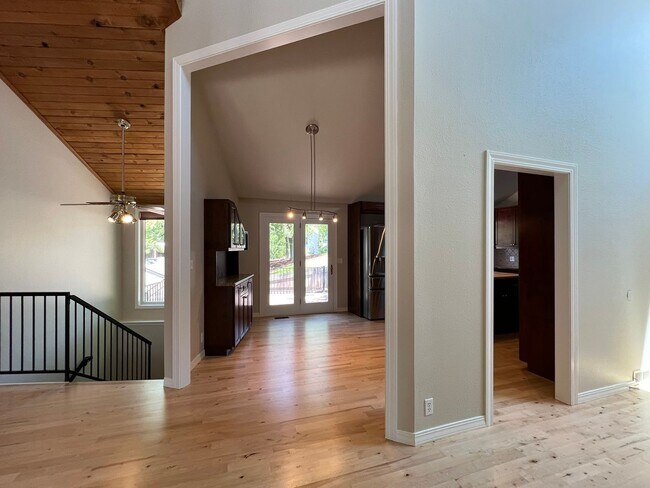 Building Photo - Fantastic 4 bed 3 bath home in the Highlan...