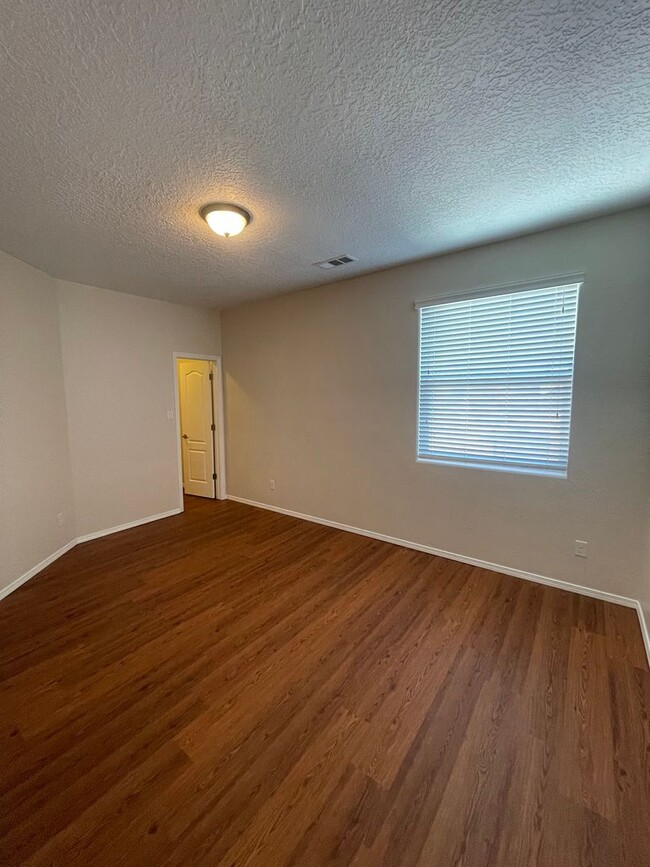 Building Photo - Immaculate 4 bdr, 2 1/2 bath w/2 car garag...