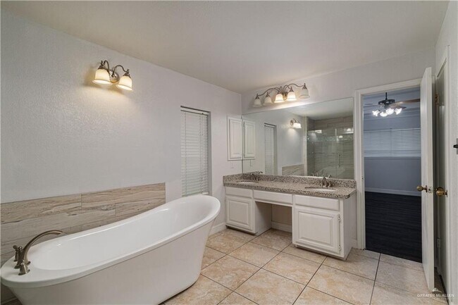 Building Photo - 2813 Hawk Ct