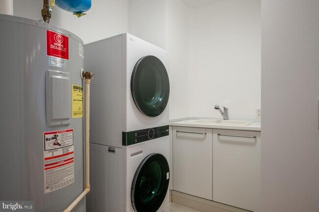 Building Photo - 1881 N Nash St