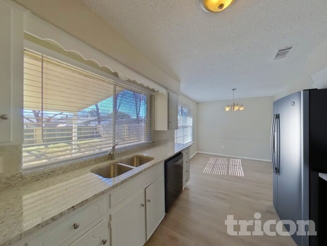 Building Photo - 1012 Wembley Rd