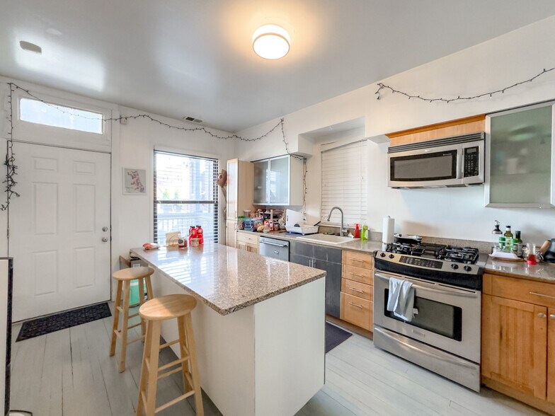 Building Photo - 3245 N Lakewood Ave